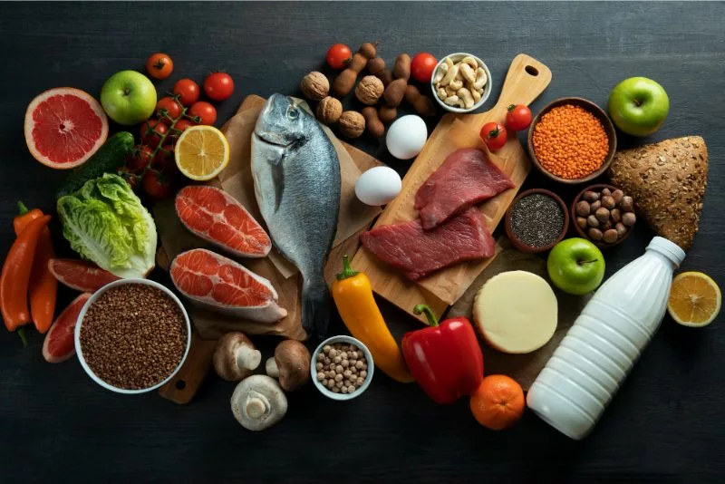 Carne vermelha, leguminosas, peixe, ovos e vegetais são alimentos ricos em ferro. Fonte da imagem: Freepik.