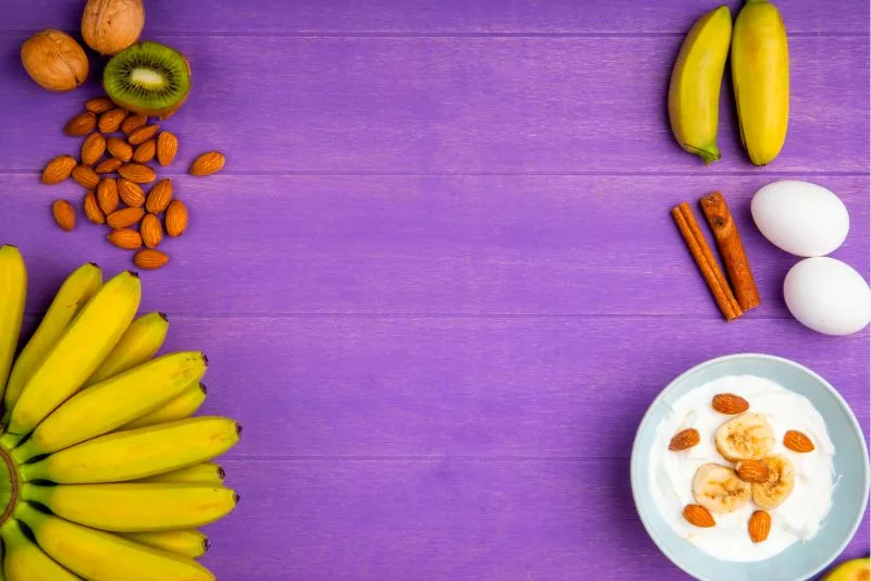 Banana, nozes, ovos, kiwi e derivados do leite são alimentos ricos em triptofano. Fonte da imagem: Freepik.