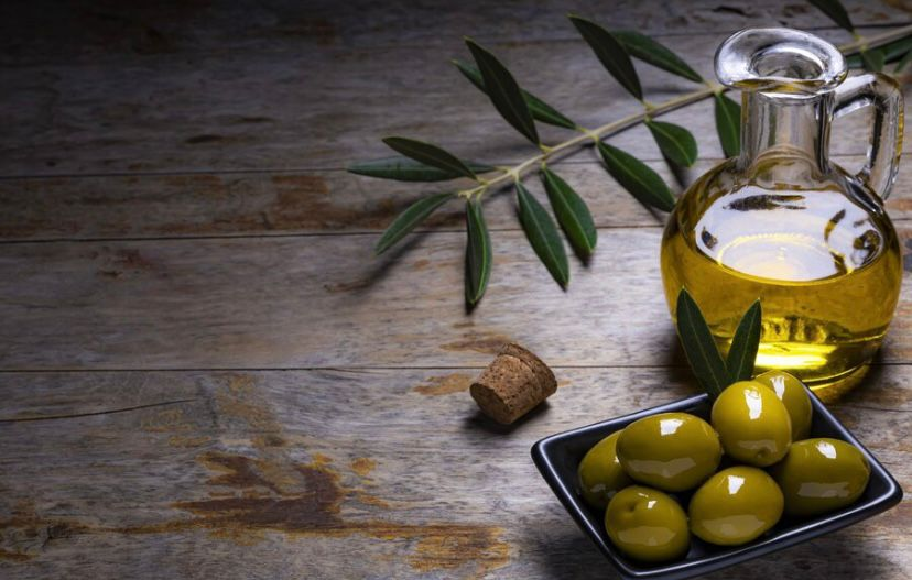 Opte por suplementos com veículo de gordura saudável, como o azeite de oliva. Fonte da imagem: Freepik.