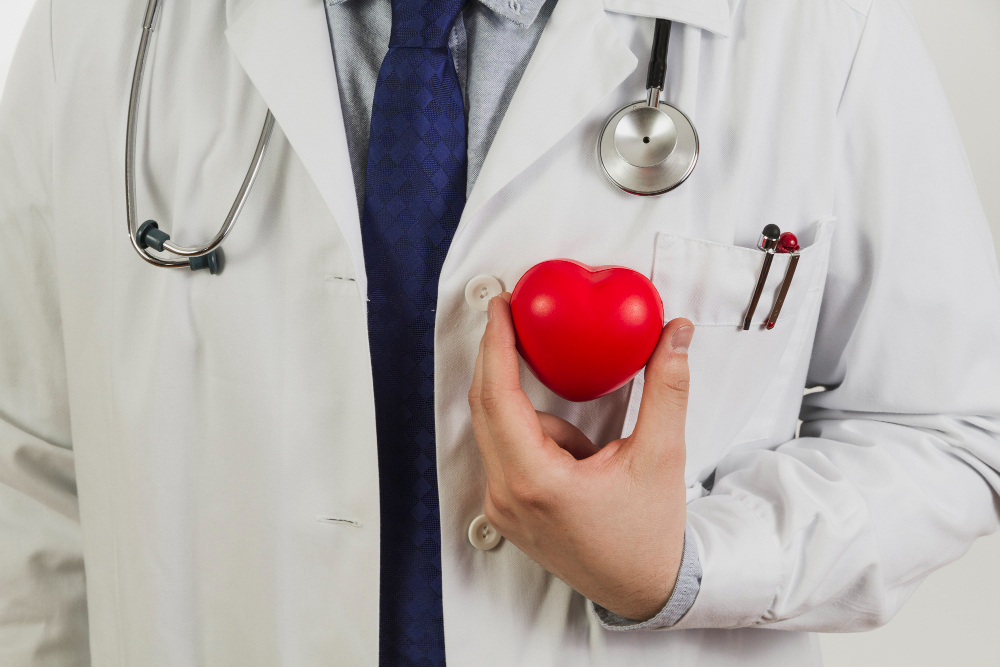 A vitamina K2 ajuda a proteger o coração de diversas doenças, como o infarto. Fonte da imagem: Freepik. 