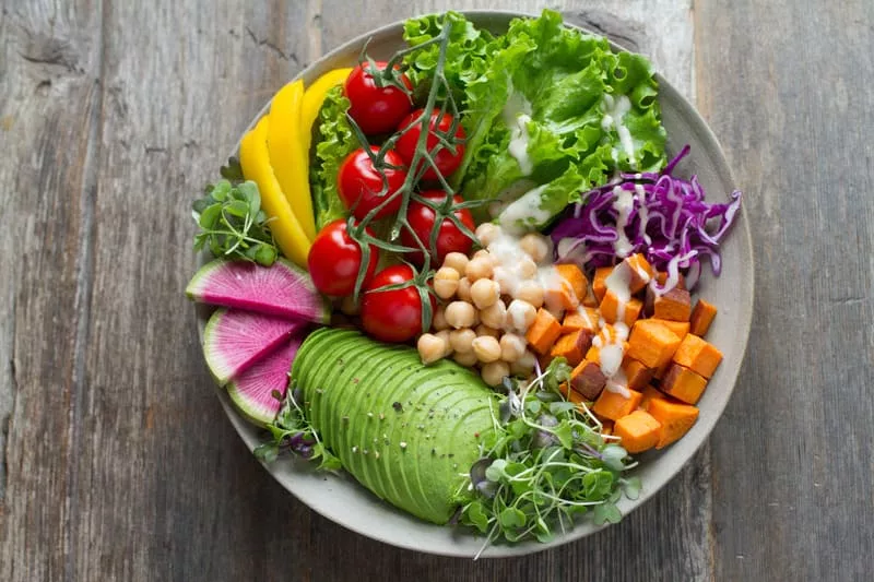Um prato saudável, cheio de legumes e verduras