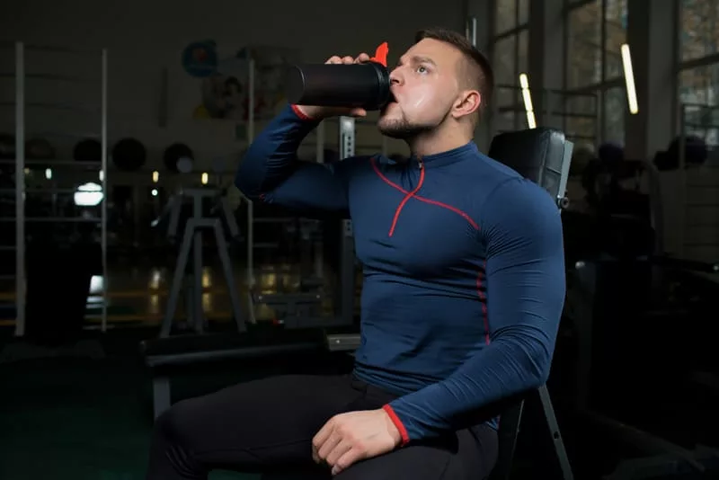 O suplementos para ganhar massa muscular potencializam os efeitos dos treinos. Fonte da imagem: Freepik.